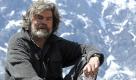 Bergsteiger Reinhold Messner will Kino-Spielfilme drehen. «Ich bunkere zwei Geschichten, die Treatments sind geschrieben», sagte der Südtiroler dem Nachrichtenmagazin Focus. Es gehe um die Begegnung von Mensch und Wildnis - in den Bergen. Foto: dapd