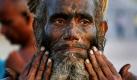 Ein hinduistischer Priester schmiert sich nach einem Bad im Ganges im indischen Allahabad mit Asche ein. Bäder in dem heiligen Fluss sollen  so der Glaube der Hindus  den Geist von Sünden reinigen. Foto: ap