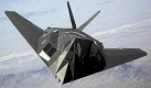 Die F-117A Nighthawk der US-Luftwaffe war das weltweit erste einsatzbereite Flugzeug, das sich eine Tarnkappentechnik auf Basis der Vermeidung von Rückstrahlungen zum Sender zunutze machte. Seine Entwicklung begann Anfang der 1970er Jahre. Foto: wikipedia/Manuguf