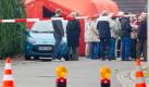 Absperrungen und ein Zelt sind am Montag (01.11.2010) am Unglücksort in Schmalkalden zu sehen. Ein fast 40 mal 15 Meter großer Krater hat sich mitten in einem Wohngebiet im thüringischen Schmalkalden gebildet. Wie eine Polizeisprecherin in Suhl mitteilte, riss das Loch in der Nacht zum Montag auf und verschluckte ein Auto. Der Krater sei rund 20 Meter tief. Foto: Michel Reichel dpa/lth +++(c) dpa - Bildfunk+++ Foto: dpa