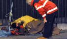 Ein Mitarbeiter der DRK-Kältehilfe kümmert sich in Berlin um einen Obdachlosen. Die Kälte sorgt in den Berliner Notunterkünften für eine Nachfrage, die das Angebot weit übersteigt. Foto: Maurizio Gambarini Foto: dpa