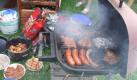 Elektrogrills brutzeln das Grillgut auch gesünder. Wenn beim Grillen über Holzkohle Fleischsaft, Marinade oder Bier in die Glut tropfte, können krebserregende Stoffe entstehen. Bei einemElektrogrill ist die Rauchentwicklung hingegen sehr gering.
 Foto: wikipedia