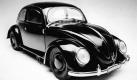 100 000 Mark für ein Modellauto? Diesen sensationellen Preis erwartet das Londoner Auktionshaus Christie's für eines von fünf VW-Käfermodellen, die 1938 im Maßstab 1:12,5 in der Lehrlingswerkstatt des alten Professors Porsche gebaut worden sind. Christie's haben herausgefunden, daß das am 29.2.96 in London zu versteigernde Exemplar am 23. September 1941 Robert Bosch zu seinem 80. Geburtstag überreicht worden war. Das rund 34 Zentimeter lange Modell ist dem großen Käfer in allen Details genau nachgebildet. Foto: dpa