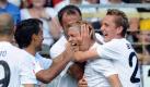Die Spieler von Mainz jubeln. Nach dem 2:1 gegen Freiburg sind sie wieder spitze. Foto: dpa