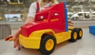 Lehrling Juliane Engel hält ein Lkw-Modell während ihrer Ausbildung zum Kfz-Mechatroniker in der Modellfabrik im Porschewerk in Leipzig. Prinzipien einer schlanken Produktion werden in dieser Einrichtung der Porsche-Akademie vermittelt. Foto: ap