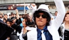 Thailändische Fans kamen in Bangkok zusammen, um zu dem Song Beat it von Michael Jackson zu tanzen. Das geschieht im Rahmen einer Promotionkampagne für den Dokumentarfilm This Is It, der weltweit ab morgen im Kino zu sehen sein wird. Foto: dpa