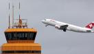 Startende Maschine hinter Flughafentower (Symbolfoto: Bodo Marks). Die Gewerkschaft der Flugsicherung berät heute über mögliche Streiks der Fluglotsen. Foto: dpa