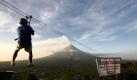 Katastrophentourist: Aus sicherer Entfernung beobachtet dieser Mann den Ausbruch des Vulkans Mayon auf den Philippinen. Foto: dpa