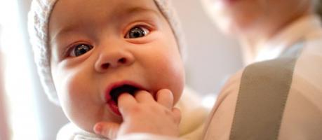 Baby Helena zusammen mit Mama Dorothea in Dresden (Foto)