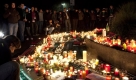 Die Fläche vor dem Stadion in Hannover verwandelt sich in kürzester Zeit in ein Lichtermeer. Foto: ap