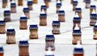 4000 Babyflaschen mit verschmutzem Wasser sind auf dem Bundesplatz in der schweizerischen Hauptstadt Bern aufgestellt. Die Kunstinstallation entstand im Rahmen des Tag des Wassers und soll auf den Mangel an Trinkwasser in vielen Gebieten der Erde aufmerksam machen. Foto: dpa