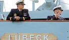 Fregattenkapitän Martin Ruchay (rechts) steht bei der Rückkehr der Fregatte Lübeck von der Teilnahme am ständigen Einsatzverband der NATO in den Marinehafen Wilhelmshaven auf dem Deck des Schiffes. Im Mittelpunkt der viermonatigen Fahrt stand eine zweiwöchige Grossübung vor der spanischen Küste, wie die Marine mitteilte. Zuletzt war das Schiff mit seiner 200-köpfigen Besatzung der Anti-Terror-Operation Active Endeavour unterstellt. Die Hauptaufgabe lag den Angaben zufolge in der Überwachung des Schiffsverkehrs im östlichen Mittelmeer. Foto: dapd