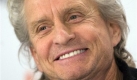 Michael Douglas hat es wirklich nicht leicht. Nach eigener Aussage verlor er durch die Finanzkrise reichlich Geld an der Börse. Besonders bedauert er, dass er die Finanzkrise nicht geahnt und seine Aktien rechtzeitig verkauft habe. Tja, das geht den Inhabern von Lehman-Zertifikaten wohl nicht anders. Foto: ap