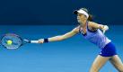 Die Slowenin Daniela Hantuchova passt einen Ball zurück an ihre ungarische Gegenspielerin Agnes Szavay. Dieses Zusammentreffen findet im Rahmen des WTA-Turnieres in Brisbane, Australien, statt. Foto: dpa