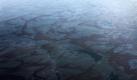 Die Luftaufnahme zeigt die Stelle, an der in der vergangenen Woche die Bohrinsel Deepwater Horizon gesunken ist. Das Wasser im Golf von Mexiko ist voller Ölspuren - und weiterhin tritt Öl aus. Foto: ap
