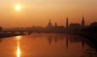 Bei minus fünfzehn Grad Celsius geht in Dresden die Sonne auf. Durch die hohe Fließgeschwindigkeit der Elbe gibt es nur im Uferbereich kleine Eisschollen. Foto: dpa