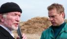 ... und sein Freund Jörg (Hermann Beyer, l.) hilft ihm dabei. Foto: ZDF/Hermann Ebling