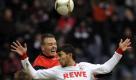 Hände hoch: Kölns Adil Chihi scheint in dieser Szene gegen Frankfurts Alexander Meier wehrlos zu sein. Doch die Kölner gewannen die Partie bei der Eintracht mit 2:1.
 Foto: ddp