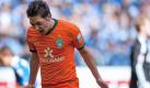 Was wurde nicht an unserem WM-Star Mesut Özil gezerrt: Real Madrid wollte ihn angeblich haben, englische Clubs auch. Selbst Werder-Manager Klaus Allofs war bereit, seinen Spielmacher ziehen zu lassen. Nun will Özil seinen Vertrag beim SV Werder Bremen doch bis 2011 erfüllen. Dann allerdings bekommt Werder keine Ablöse mehr für ihn, sein Vertrag läuft bis dahin aus. Foto: dpa