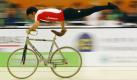 Shiro Ashida of Japan performs during cycling indoor men's artistic single finals of the East Asian Games Sunday Dec. 6, 2009 in Hong Kong. (AP Photo/Eugene Hoshiko) Foto: ap