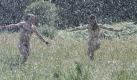 Ihre Wahl fällt auf Wildhüter Parkin, in einer Hütte treffen sich die beiden regelmäßig zum Schäferstündchen. Der Gatte bleibt dann dabei doch nciht so ruhig. Foto: ZDF