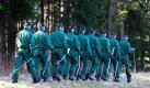 In einem Waldstück bei Trockau suchen Einsatzkräfte der Polizei mit Skistöcken nach dem seit Anfang 2010 vermissten Anton Krügel aus Grafenwöhr. An der Suche nach dem Vermissten nehmen über 200 Polizisten teil. Foto: dapd