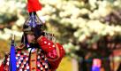 Ein traditionell gekleideter Soldat patrouilliert vor dem Duk Soo Palast in Seoul, wo ab morgen die Mitglieder der G20-Staaten Strategien einer globalen Finanzpolitik diskutieren werden. Foto: dapd