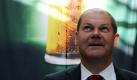 Hamburgs Erster Bürgermeister Olaf Scholz (SPD) steht während eines Besuchs in der Brauerei Carlsberg in Kopenhagen vor einem Werbeplakat. Scholz, der zu einem zweitägigen Besuch in der dänischen Hauptstadt ist, sprach mit dem Präsidenten des Brauereikonzerns Carlsberg über das Deutschland-Engagement des Unternehmens. Foto: dpa