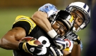 Heftig zur Sache ging es im NFL-Footballspiel zwischen den Tennessee Titans (hinten Cortland Finnegan) und den Pittsburgh Steelers (Hines Ward). Die Steelers gewannen 13:10. Foto: ap