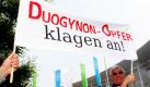 Betroffene des von der Bayer-Schering AG in den 70er Jahren verkauften Schwangerschaftstestmittels Duogynon (Wirkstoff Norethisteron) demonstrieren anlässlich der Hauptversammlung des Chemie- und Pharmaziekonzerns Bayer AG vor den Messehallen in Köln mit einem Transparent, auf dem Duogynon-Opfer klagen an steht. Foto: dapd