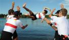 Der Achter war die Hoffnung der deutschen Ruderer. Das Daumen drücken hat sich gelohnt. Die Männer gewannen das WM-Finale in Neuseeland. Martin Sauer musste danach gleich ins Wasser. Foto: ap