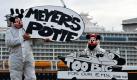 Demonstranten protestieren in Papenburg vor der Disney Dream, dem bisher größten Kreuzfahrtschiff der Meyer Werft. Das Schiff soll Ende der Woche über die Ems in Richtung Nordsee fahren. Umweltschützern ist der Bau der riesigen Kreuzfahrtschiffe tief im Binnenland seit Jahrzehnten ein Dorn im Auge. Sie kritisieren ökologische Schäden durch den Ausbau und die Aufstauung der Ems. Foto: dpa