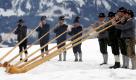 Alphornbläser der Gruppe Euregio-via-Salina spielen in Ofterschwang im Allgäu den Bergen ein Ständchen. Während einer Nikolausfeier spitzten sie die Lippen und bliesen kräftig ins Horn. Die Holztrompeten sind bis zu zehn Kilometer weit zu hören. Foto: ddp