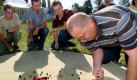 Auf dem Sportplatz in Klaffenbach bei Chemnitz bereiten sich am Dienstag (17.08.2004) die dreifachen Murmelweltmeister 'The Saxonia Globe Snippers' mit Andreas Mühlisch (vorn) auf die 9. Internationalen offenen Deutschen Meisterschaften vor, die am kommenden Wochenende (21./22.08.) auf dem Gelände des Wasserschlosses Klaffenbach stattfinden. Im Wettstreit Kuhlemurmeln und im Englischen Ringspiel werden 300 Aktive aus ganz Deutschland sowie aus Tschechien und Holland erwartet. So müssen zum Beispiel beim Ringspiel möglichst viele Glasmurmeln mit der Schusskugel, dem Tolley, von dem kreisrunden Spielfeld geschnippt werden. Der Erfolgsdruck bei den nichtolympischen Murmelathleten hält sich allerdings in Grenzen, denn hier steht der gemeinsame Spaß über dem Lorbeersiegerkranz der Aktiven. Foto: Wolfgang Thieme ZB FUNKREGIO OST/lsn - Honorarfrei nur für Bezieher des ZB-Regiodienstes - (zu Korr-Bericht 'Murmeln um Meisterehren ... ' vom 18.08.2004) Foto: dpa