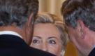 Die US-Außenministerin Hillary Clinton berät sich mit dem US-Sondergesandten für Afghanistan und Pakistan, Richard Holbrooke (rechts), in der pakistanischen Hauptstadt Islamabad. Foto: ap