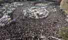 Erneut nahmen zehntausende Demonstranten auf dem Tahrir-Platz an den Freitagsgebeten teil. Danach verlangten sie in Sprechchören den Rücktritt Mubaraks. Foto: dpa