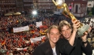 Fuball-WM Damen
Nia Knzer (vorn l.), die den entscheidenden Treffer fr die deutsche Frauenfuball-Nationalmannschaft im WM-Finale erzielt hatte, und Team-Kapitn Bettina Wiegmann jubeln mit dem gewonnenen WM-Pokal am 14.10.2003 nach der Ankunft in Frankfurt/Main auf dem Balkon des Frankfurter Rmers. Die deutsche Mannschaft hatte am Sonntag (12.10.2003) in den USA im WM-Endspiel der Frauen Schweden mit 2:1 besiegt und den Titel geholt. Foto: Boris Roessler dpa (zu dpa-Serie Die 2000er Jahre vom 24.03.) +++(c) dpa - Bildfunk+++
 Foto: dpa