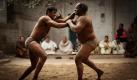 Zwei pakistanische Ringer treffen in einem Wrestlingclub in Lahore aufeinander. Foto: ap