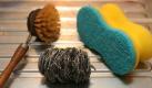 Um Keime zu töten, sollten Schwämme und Bürsten regelmäßig in der Spülmaschine mitgewaschen werden, raten Experten. Bild: dpa-infocom Foto: dpa