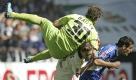 Gladbachs Keeper Logan Bailly (l.) hatte gegen Schalke alle Hände voll zu tun. Kevin Kuranyi (r.) traf diesmal nicht, machte aber ein gutes Spiel. Foto: ddp