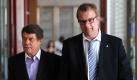 Hertha-Pressesprecher Peter Bohmbach mit Otto Rehhagel (l) beim DFB-Bundesgericht. Foto: Arne Dedert Foto: dpa