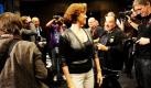 US-Schauspielerin Sigourney Weaver ist in Berlin nach einem Pressetermin für den Film Avatar von Fotografen umringt. Der Film startet am 18. Dezember in den deutschen Kinos. Foto: ddp