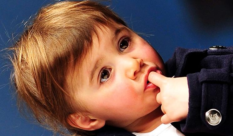 Ein Kindermodel präsentiert in Florenz, Italien, auf der Kindermodemesse Pitti Immagine Bimbo Kleidung des italienischen Modelabels Liu Jo Baby. Die 70. Pitti Immagine Bimbo findet vom 21. bis 23. Januar statt. Foto: ddp