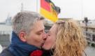 Leutnant zur See Thomas Müller aus Wilhelmshaven küsst am Samstag im Hafen des Marinestützpunktes in Wilhelmshaven seine Frau Melanie nach der Rückkehr der Fregatte Bremen von ihrem Anti-Piraten-Einsatz, der Mission Atalanta.  Foto: ddp