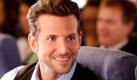 Bradley Cooper spielt Holden, der im Flugzeug Kate Hazeltine (Julia Roberts)kennenlernt. Foto: Warner Bros. Ent.