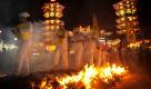In Kuala Lumpur (Malaysia) laufen Teilnehmer des Nine Emperor Gods Festivals barfuß über glühende Kohlen. Das Ritual ist der Höhepunkt der Feierlichkeiten zu Ehren der neun Götter, die zusammen für Gesundheit, Reichtum und Wohlstand stehen. Foto: dapd