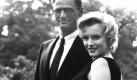 Das Archivbild vom Juli 1956 zeigt die US-Schauspielerin Marilyn Monroe mit ihrem Ehemann, dem US-amerikanischen Schriftsteller und Dramatiker Arthur Miller. Amerikas Sexgöttin, die am 1. Juni 75 Jahre alt geworden wäre, feierte ihren Druchbruch 1952 mit dem Film 'Blondinen bevorzugt'. Rollen, mit denen die Monroe sich und der Welt beweisen wollte, dass sie weit mehr sein könnte, als eine lebenlustig-naive Sexnudel, blieben ihr lange verwehrt.
 Foto: dpa