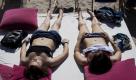 Zwei Frauen geniessen am Samstag (07.05.11) in Berlin in einer Strandbar die Sonne. Der Mai schenkte der Hauptstadt einen Tag mit frühsommerlichen Temperaturen. Damit ist es in der nächstenWoche vorbei. Tief Norbert bringt Schmuddelwetter nach Deutschland.
 Foto: dapd