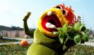 Maskottchen Raudi Raupe freut sich auf die Landesgartenschau im südwestfälischen Hemer. Ab Samstag ist die Gartenschau für 191 Tage für Besucher geöffnet. Foto: dpa