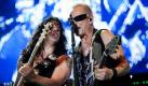 Bassist Pawel Maciwoda (links) und Rhythmus-Gitarrist Rudolf Schenker hauen am Abend bei der Show ihrer deutschen Rockband Scorpions in der Papp Laszlo Budapest Sports Arena in die Saiten. Das Konzert ist Teil der Abschiedstour der Musiklegenden, die sich nach fast 40 Jahren Bühnenpräsenz zurückziehen. Foto: dapd